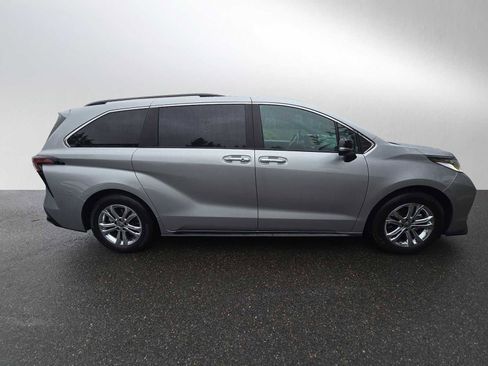 Used 2023 Toyota Sienna XSE AWD/4WD image 2