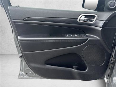 Used 2020 Jeep Grand Cherokee Altitude RWD image 11