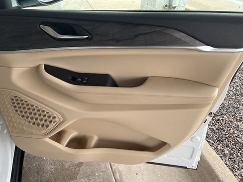 Used 2024 Jeep Grand Cherokee Limited w/ Luxury Tech Group II image 17