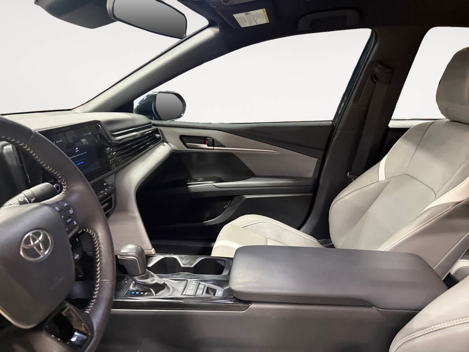 Used 2025 Toyota Camry SE FWD image 10