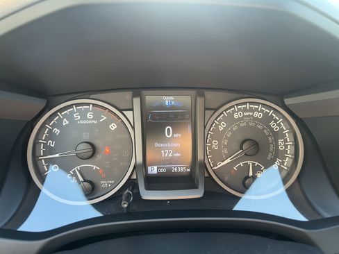 Used 2018 Toyota Tacoma TRD Sport image 17