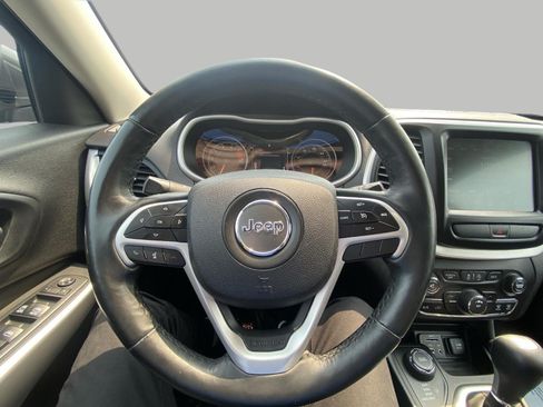 Used 2018 Jeep Cherokee Latitude Plus w/ Cold Weather Group AWD/4WD image 12