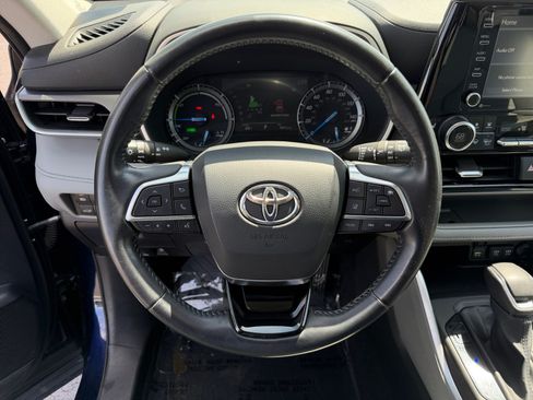 Used 2020 Toyota Highlander XLE AWD/4WD image 9