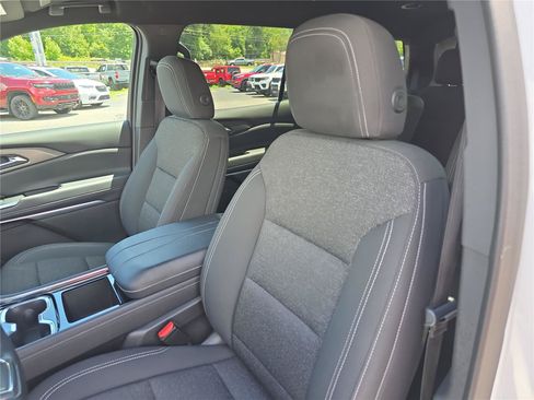 Used 2025 Chevrolet Traverse LT FWD image 20