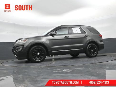 Used 2017 Ford Explorer XLT w/ Equipment Group 202A FWD image 45