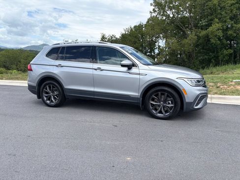 Used 2023 Volkswagen Tiguan SE w/ Panoramic Sunroof Package FWD image 7
