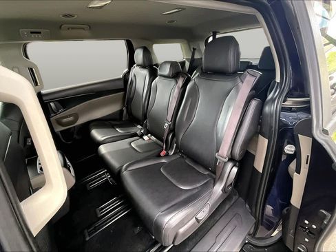 Used 2025 Kia Carnival FWD image 19