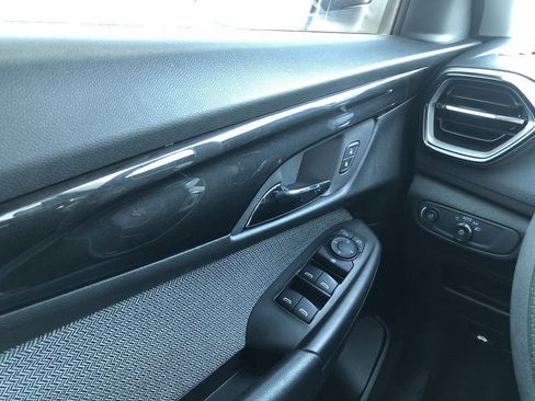 Used 2025 Chevrolet TrailBlazer LS FWD image 19
