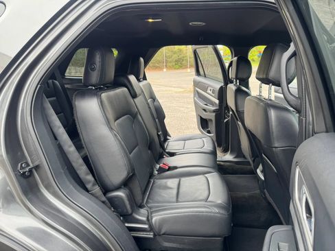 Used 2017 Ford Explorer XLT w/ Equipment Group 202A FWD image 17