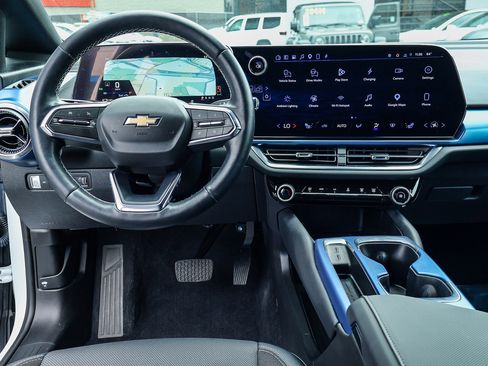 Used 2024 Chevrolet Equinox EV LT FWD image 3