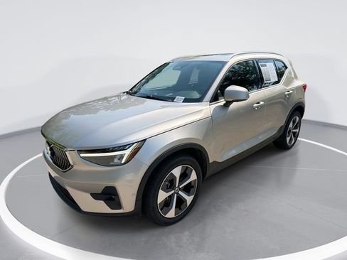 Used 2024 Volvo XC40 B5 Plus AWD/4WD image 1