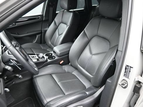 Certified 2025 Porsche Macan AWD/4WD image 8
