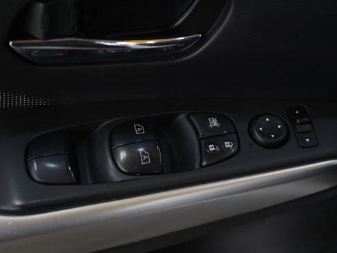 Used 2018 Nissan Kicks SV FWD image 19