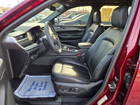 Used 2025 Jeep Grand Cherokee Limited w/ Black Appearance Package image 15