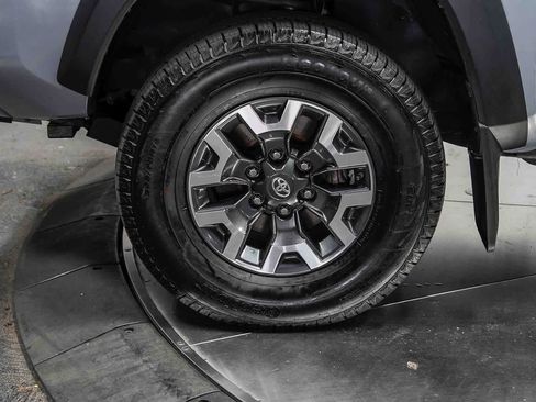 Certified 2018 Toyota Tacoma TRD Off-Road w/ Technology Package AWD/4WD image 9