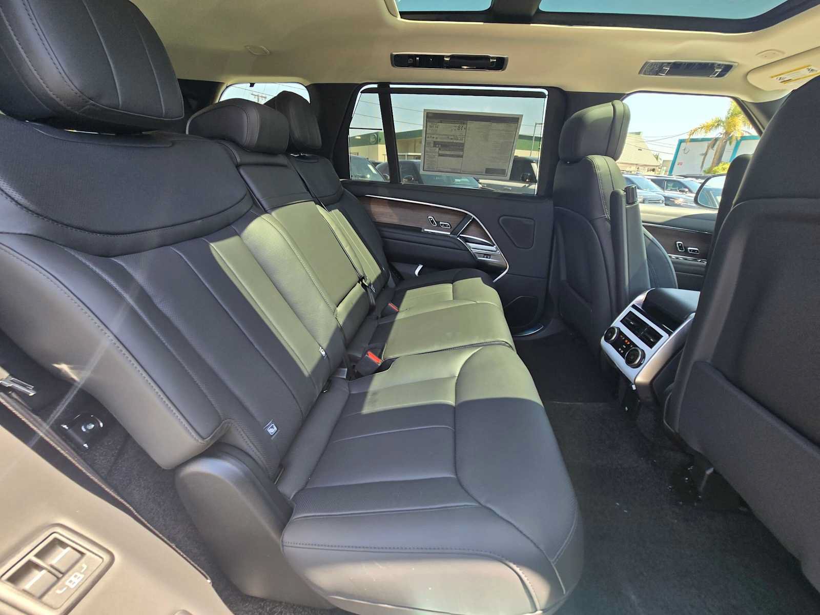 New 2026 Land Rover Range Rover Long Wheelbase SE AWD/4WD image 12