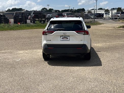 Used 2020 Toyota RAV4 LE FWD image 4