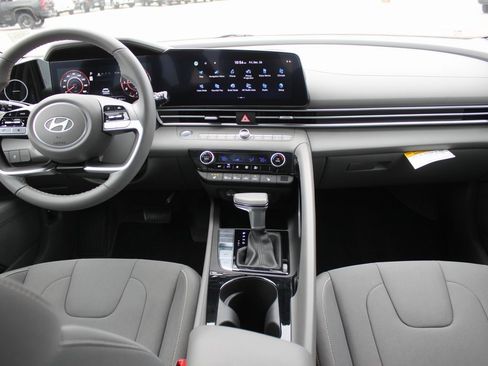 Used 2024 Hyundai Elantra SEL w/ Convenience Package image 7