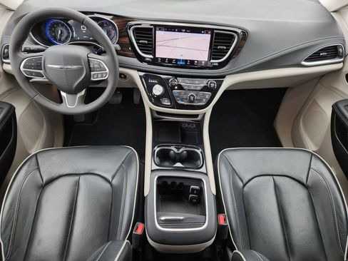 Used 2024 Chrysler Pacifica Limited image 32