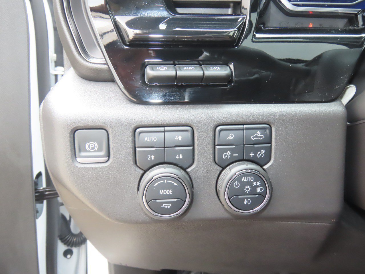 Used 2024 Chevrolet Silverado 1500 ZR2 w/ Technology Package AWD/4WD image 26
