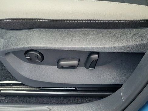 Certified 2025 Volkswagen Taos SE FWD image 17