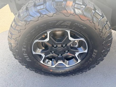 Used 2018 Jeep Wrangler Unlimited Sahara AWD/4WD image 12