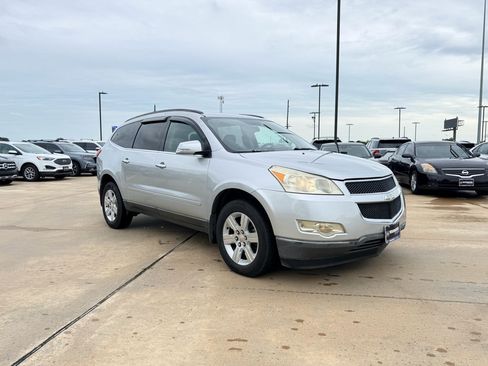 Used 2011 Chevrolet Traverse LT FWD image 3