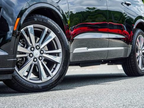 Used 2024 Cadillac XT6 Premium Luxury FWD image 3