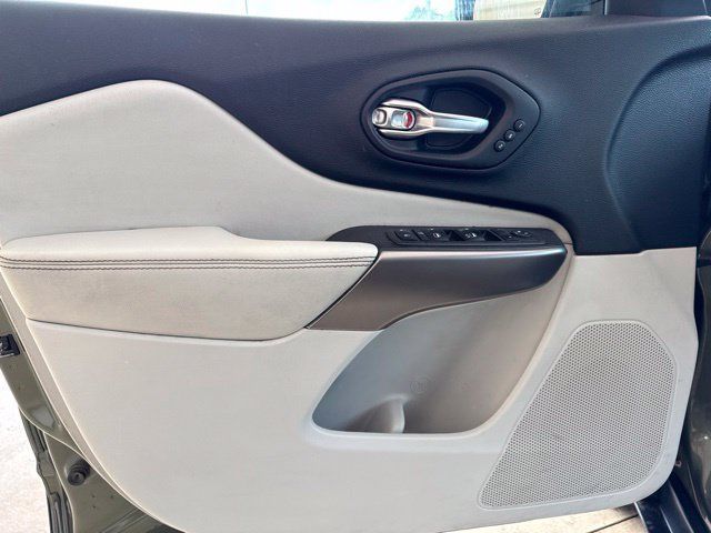 Used 2020 Jeep Cherokee Limited AWD/4WD image 15