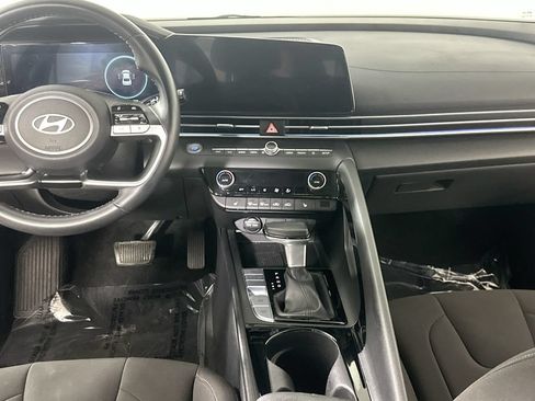 Used 2025 Hyundai Elantra SEL FWD image 18