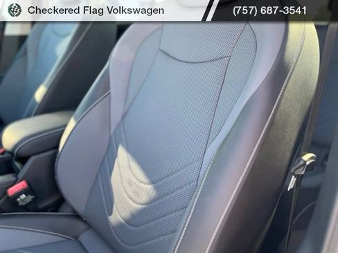 Used 2025 Volkswagen Tiguan SE AWD/4WD image 24