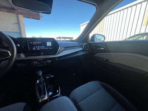 Used 2025 Chevrolet Trax LT w/ LT Convenience Package FWD image 35