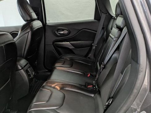 Used 2019 Jeep Cherokee Latitude Plus w/ Cold Weather Group AWD/4WD image 10