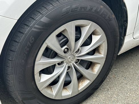 Used 2017 Toyota Camry LE FWD image 4