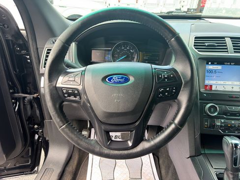 Used 2017 Ford Explorer XLT w/ Equipment Group 202A AWD/4WD image 13