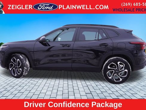 Used 2025 Chevrolet Trax RS w/ Sunroof Package image 2