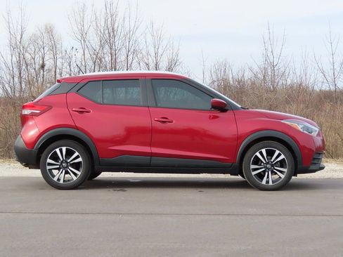 Used 2020 Nissan Kicks SV image 2