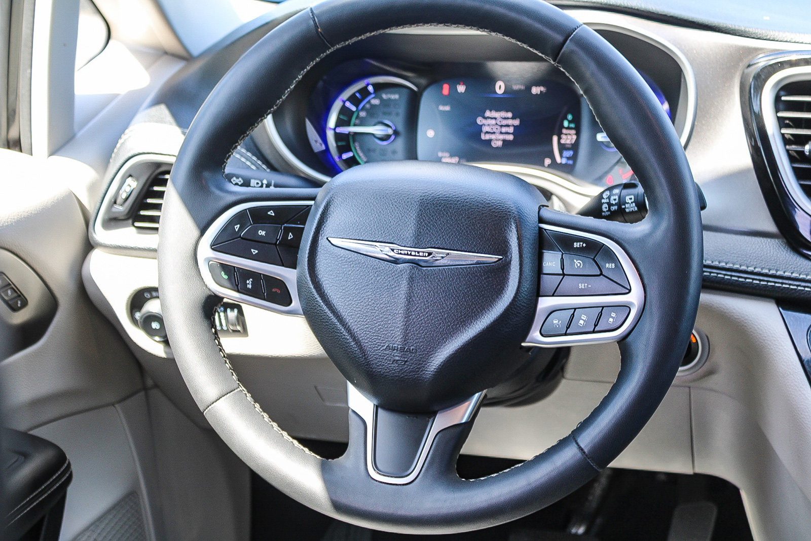 Used 2024 Chrysler Pacifica Limited FWD image 17