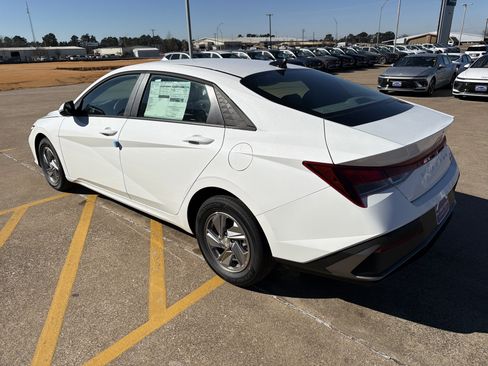 New 2026 Hyundai Elantra SE image 2