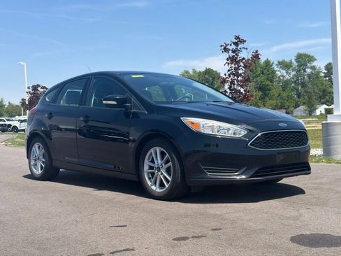 Used 2017 Ford Focus SE FWD image 1