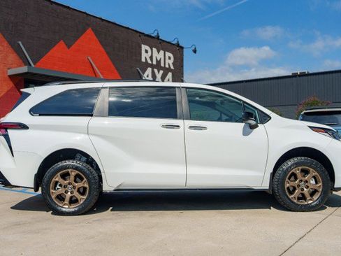 Used 2025 Toyota Sienna XSE w/ XSE Plus Package image 4