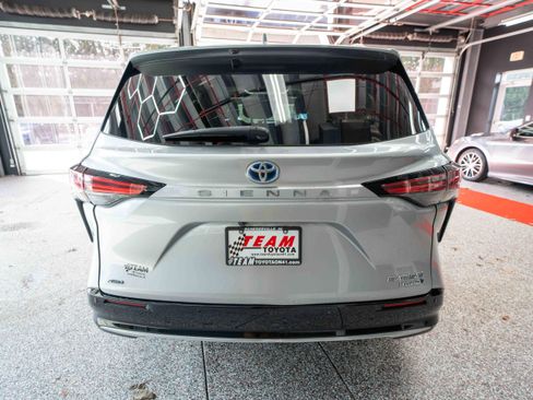 Used 2024 Toyota Sienna Platinum image 3