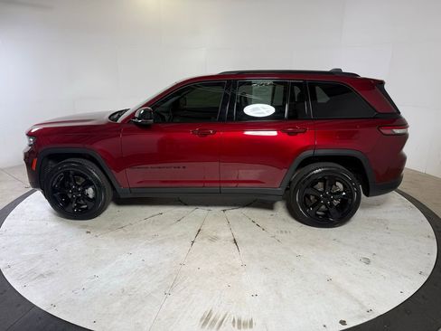 Certified 2023 Jeep Grand Cherokee Limited w/ Black Appearance Package image 4