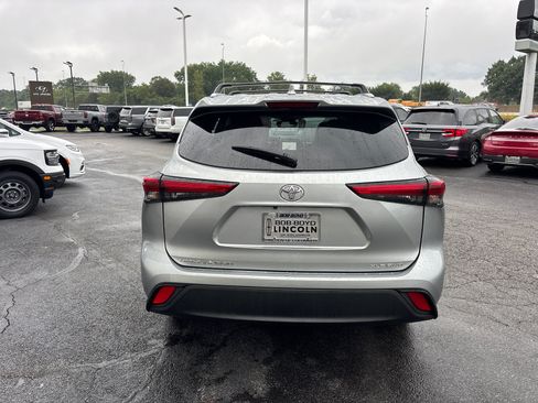 Used 2023 Toyota Highlander XLE AWD/4WD image 6