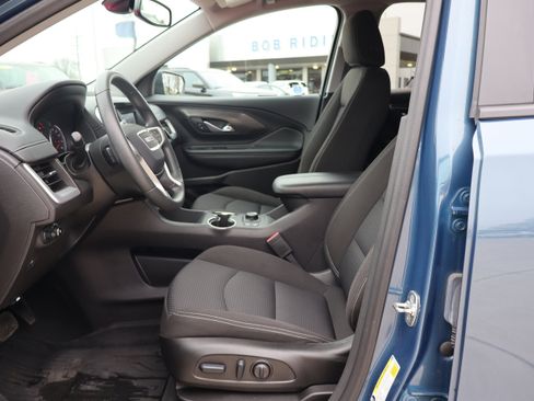 Used 2024 GMC Terrain SLE w/ Driver Convenience Package FWD image 9