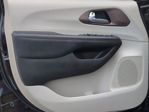 Used 2017 Chrysler Pacifica Touring w/ Tire & Wheel Group FWD image 15