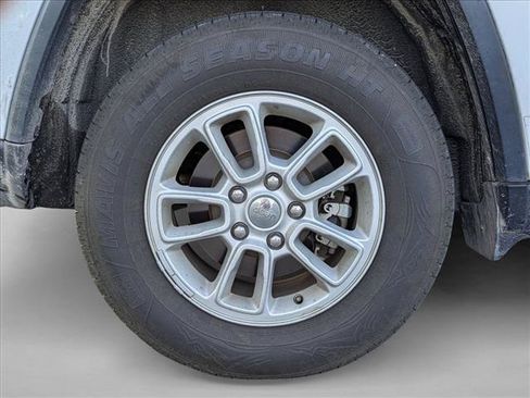 Used 2019 Jeep Grand Cherokee Laredo RWD image 13