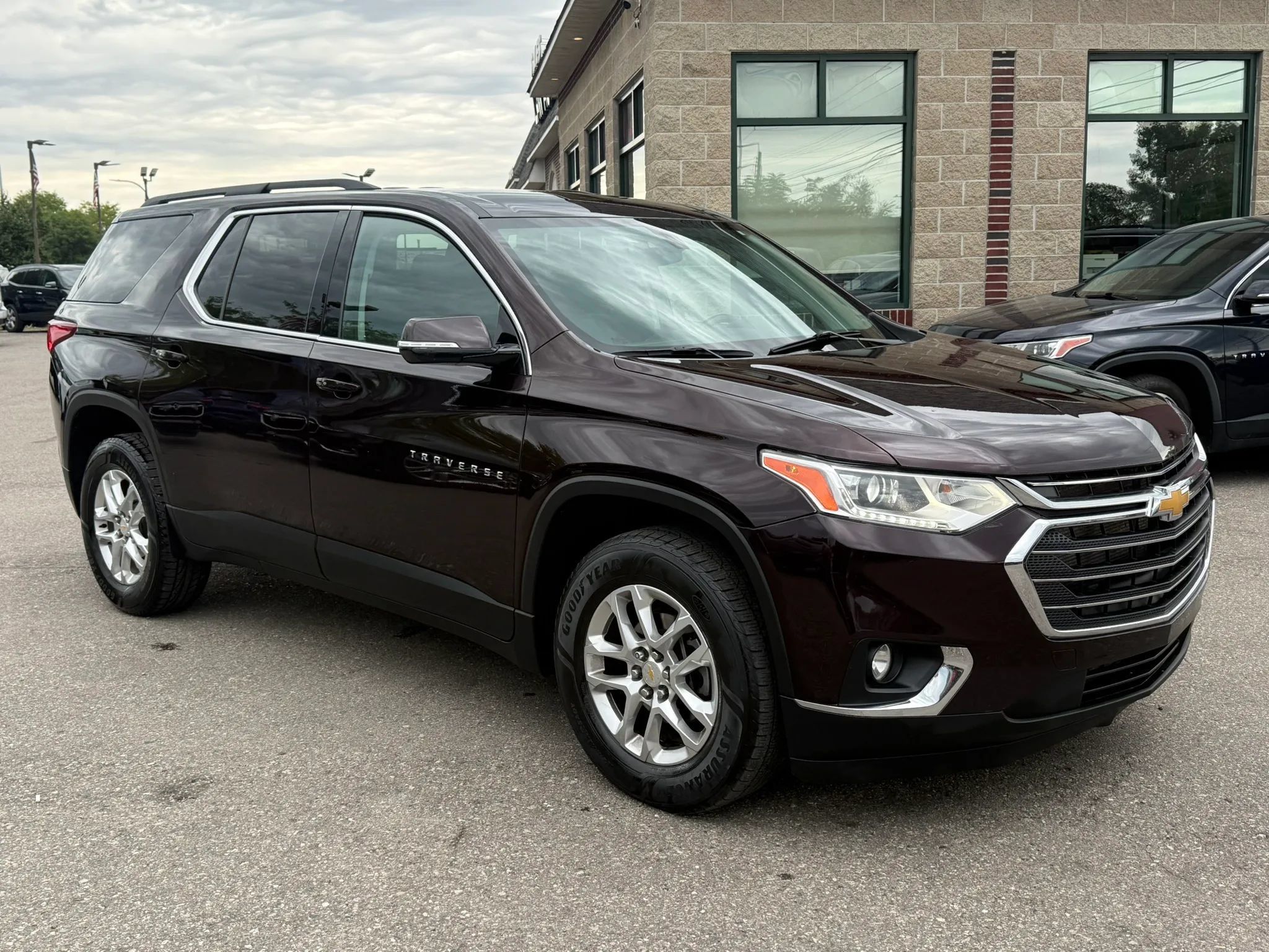 Used 2020 Chevrolet Traverse LT FWD image 3
