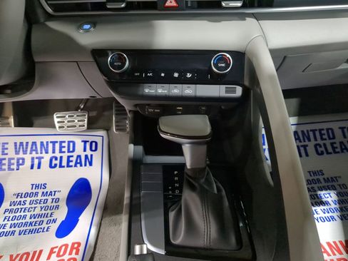 Used 2025 Hyundai Elantra Sport image 11