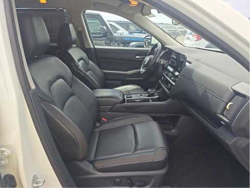 Used 2024 Nissan Pathfinder SL AWD/4WD image 15